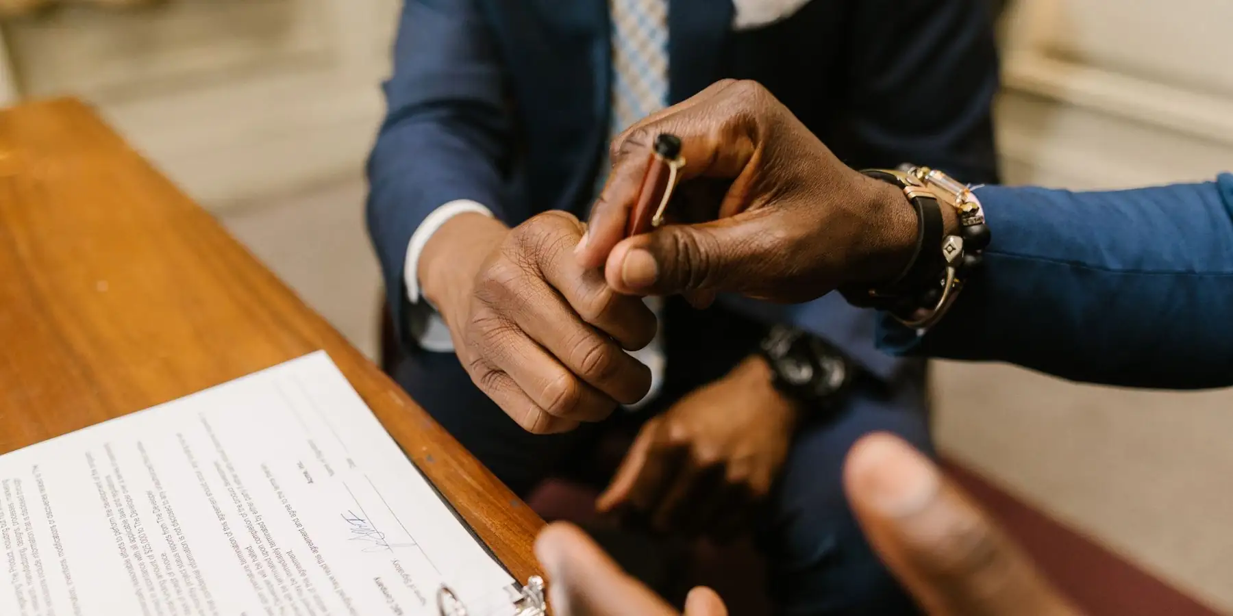 Firma de un contrato entre dos empresarios